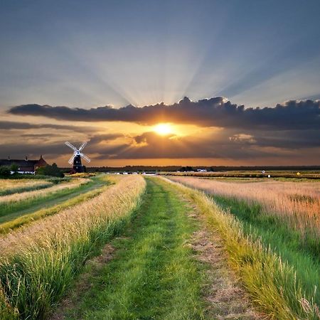Superb Stokesby Barn Apartment - Norfolk Broads & Norwich Dış mekan fotoğraf